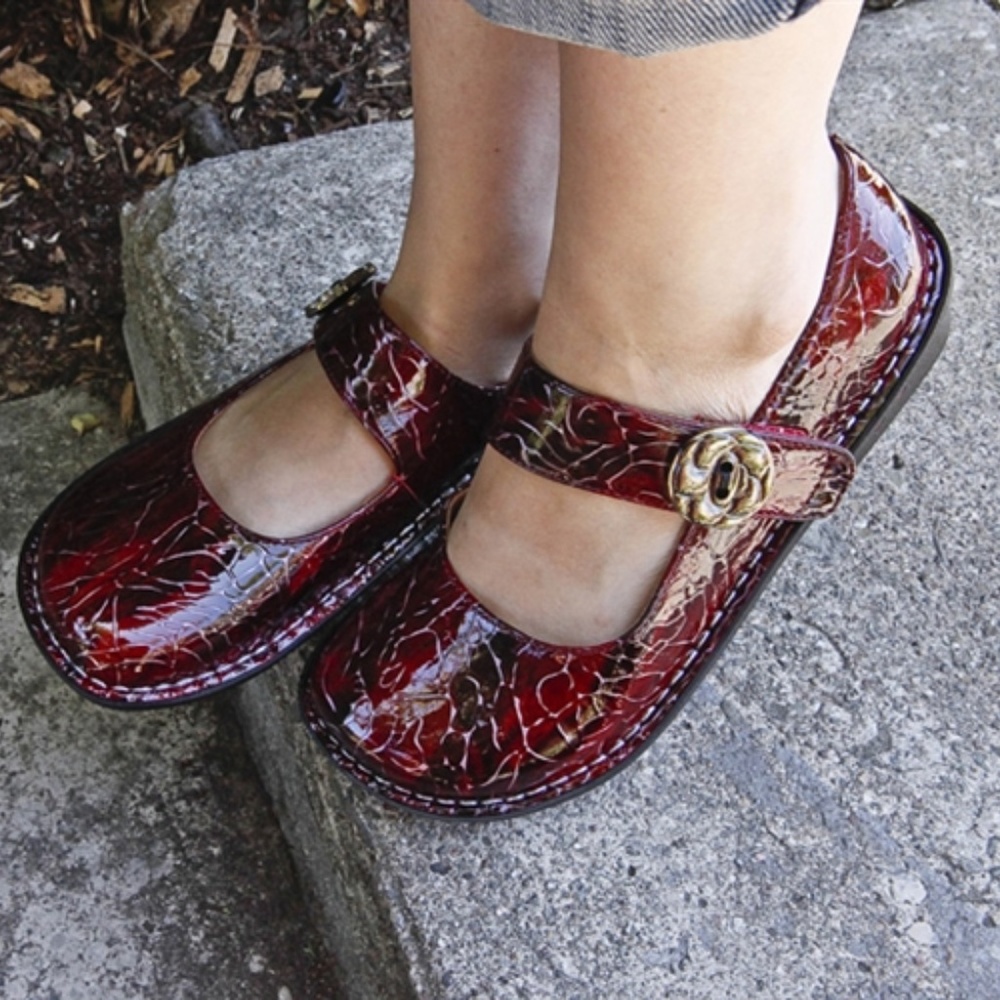 Alegria Paloma Wine Etched Mary-Jane Clogs Size 8